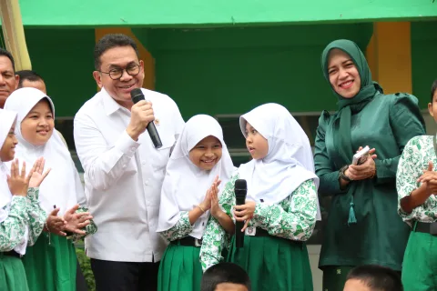 Gambar ketiga Kunjungan Menteri Perdagangan RI di Yayasan Pendidikan Ibnu Sina Batam dalam Rangka Peninjauan Program Makan Bergizi Gratis di Tengah Perayaan Lomba 17 Agustus