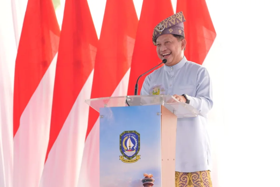 Gambar kedua Ketua Yayasan Pendidikan Ibnu Sina Batam Hadiri Kunjungan Kerja Menteri Dalam Negeri RI dan Peresmian Monumen Bahasa di Pulau Penyengat