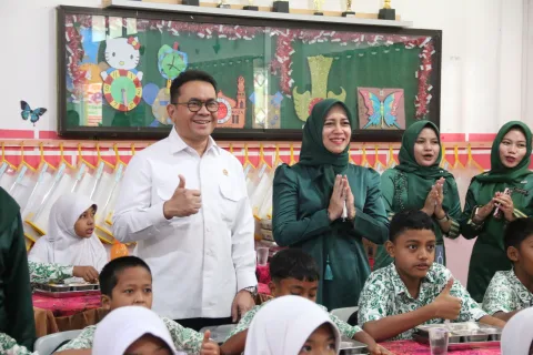 Gambar kedua Kunjungan Menteri Perdagangan RI di Yayasan Pendidikan Ibnu Sina Batam dalam Rangka Peninjauan Program Makan Bergizi Gratis di Tengah Perayaan Lomba 17 Agustus