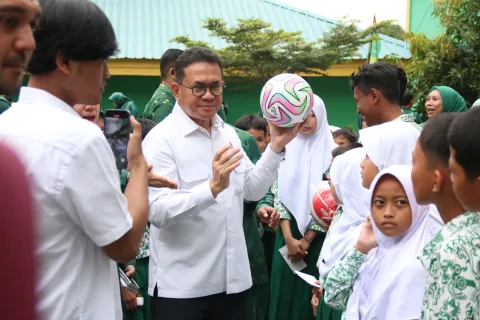 Gambar berita Kunjungan Menteri Perdagangan RI di Yayasan Pendidikan Ibnu Sina Batam dalam Rangka Peninjauan Program Makan Bergizi Gratis di Tengah Perayaan Lomba 17 Agustus